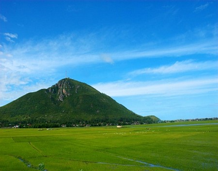 Vẻ đẹp kì vĩ của núi Chóp Chài tại Phú Yên