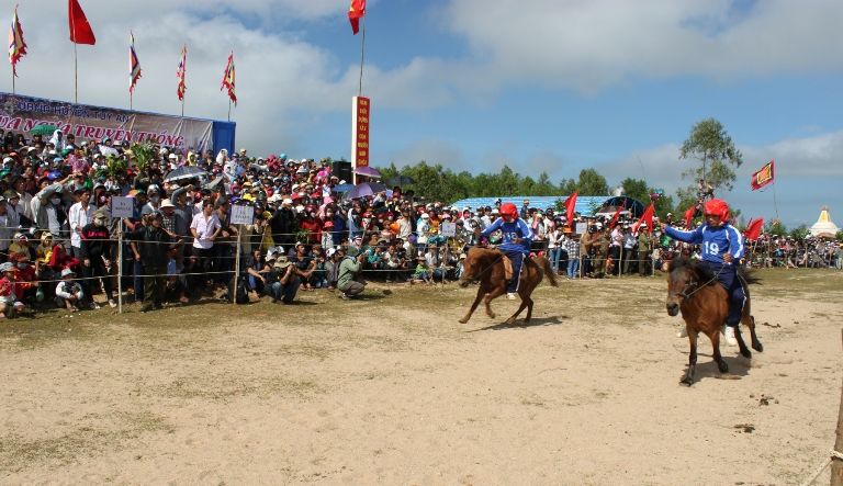 Phú Yên Vào Mùa Lễ Hội Tết - Ảnh 4 Phú Yên Vào Mùa Lễ Hội Tết - Ảnh 4