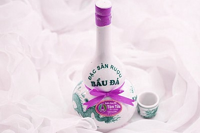 Men say Bàu Đá ngấm lòng khách thăm, rượu ngon đặc sản Men say Bàu Đá ngấm lòng khách thăm, rượu ngon đặc sản