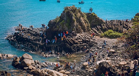 Đầu năm 2019, gành Đá Đĩa thu hút đông đảo lữ khách
