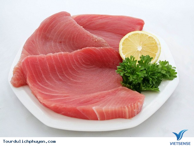 Cá ngừ cuốn với cải xanh