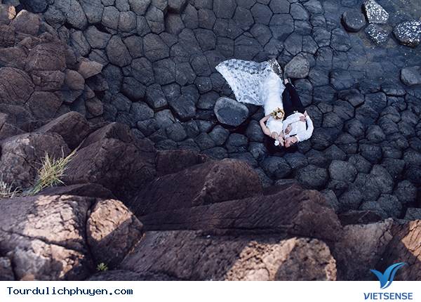 Bãi Đá Trên Biển Phú Yên – Điểm Lý Tưởng Cho Bộ Ảnh Cưới Hoàn Hảo - Ảnh 12 Bãi Đá Trên Biển Phú Yên – Điểm Lý Tưởng Cho Bộ Ảnh Cưới Hoàn Hảo - Ảnh 12