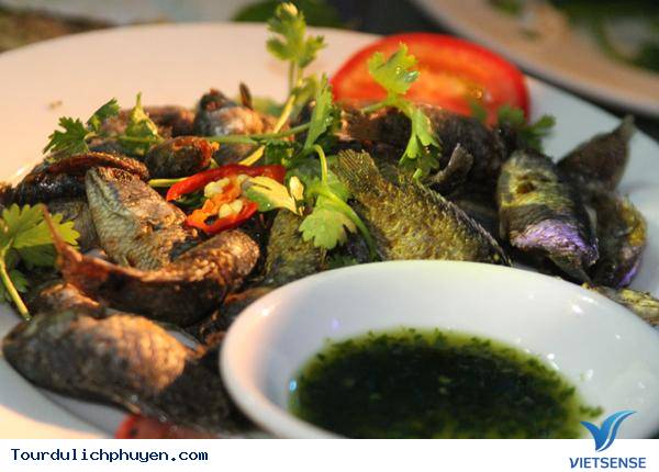 Cá rô đồng chiên giòn ăn kèm nước mắm ngò rí