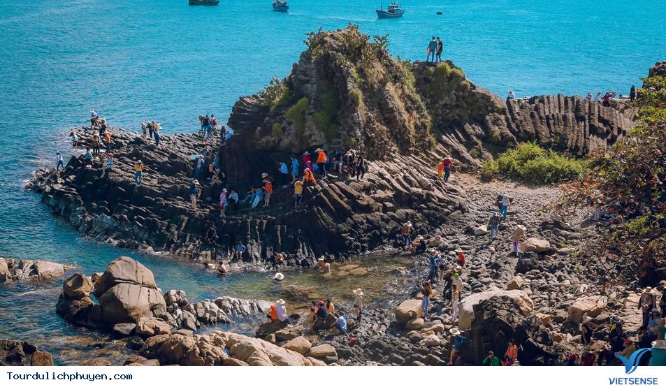 Đầu năm 2019, gành Đá Đĩa thu hút đông đảo khách thăm quan - Ảnh 1 Đầu năm 2019, gành Đá Đĩa thu hút đông đảo khách thăm quan - Ảnh 1