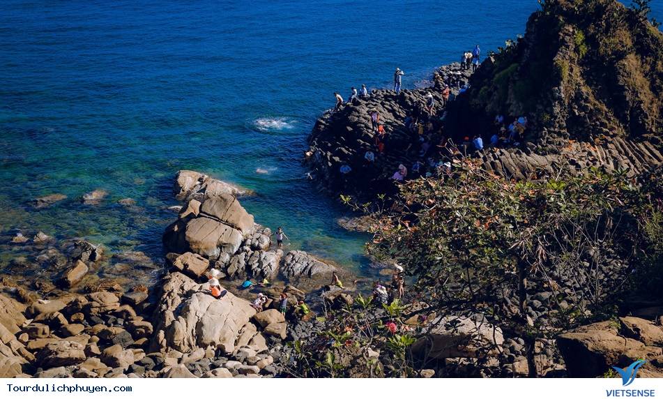 Đầu năm 2019, gành Đá Đĩa thu hút đông đảo khách thăm quan - Ảnh 2 Đầu năm 2019, gành Đá Đĩa thu hút đông đảo khách thăm quan - Ảnh 2