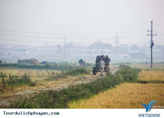 Người nông dân trên đường trở về nhà sau khi thăm đồng sớm. Người nông dân trên đường trở về nhà sau khi thăm đồng sớm.