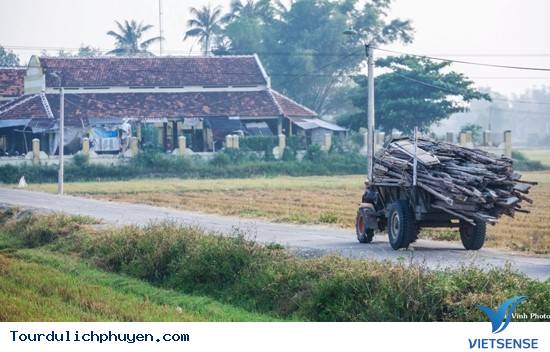 Chợ quê họp trong khu nhà lợp ngói đỏ rêu phong. Chợ quê họp trong khu nhà lợp ngói đỏ rêu phong.