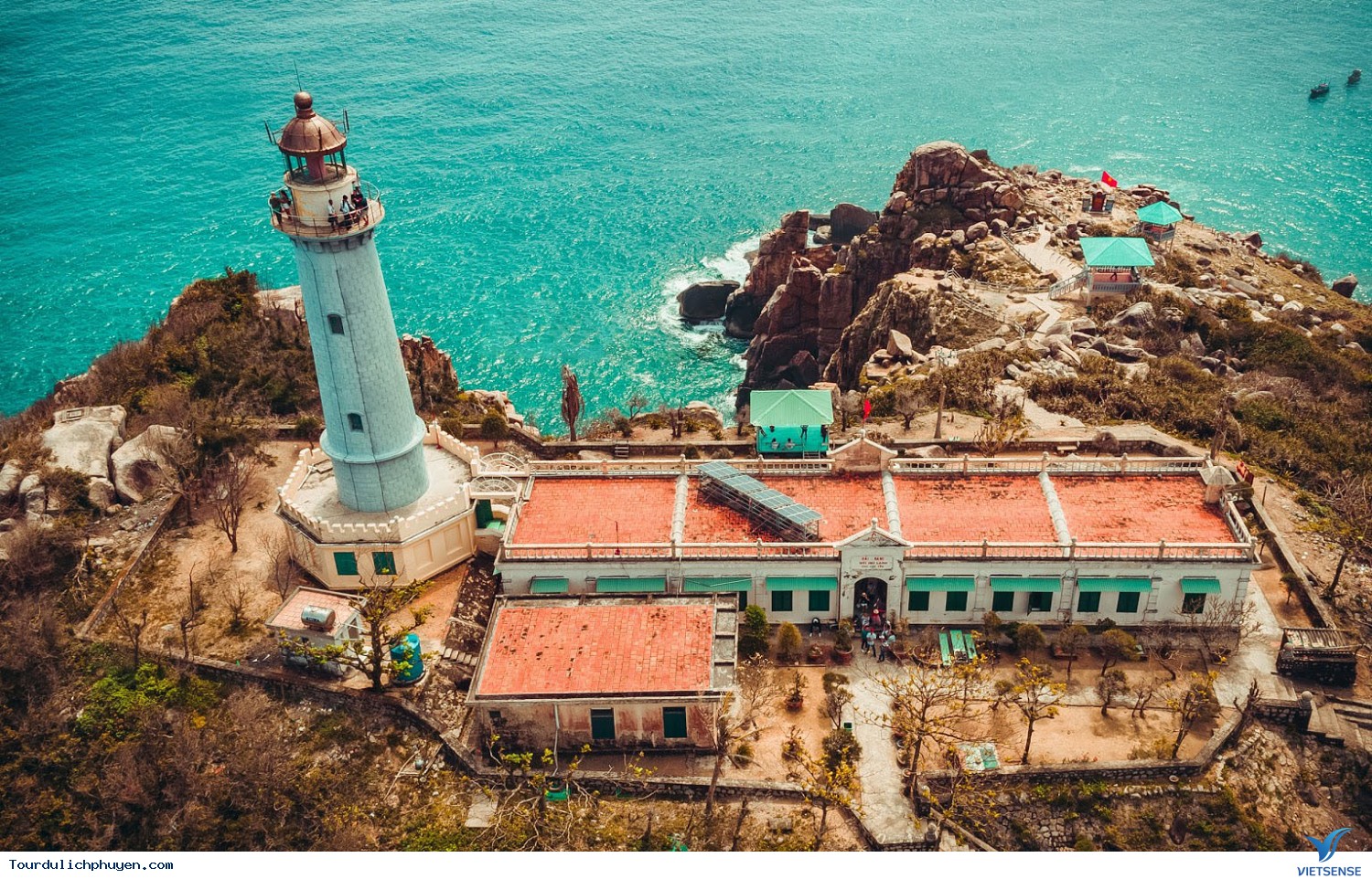 Hải đăng Đại Lãnh, vẻ đẹp của vùng đất “Hoa vàng, cỏ xanh” Hải đăng Đại Lãnh, vẻ đẹp của vùng đất “Hoa vàng, cỏ xanh”