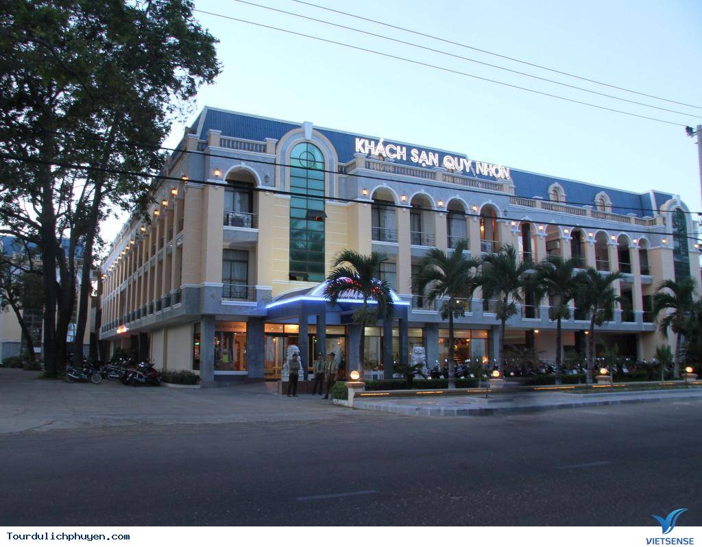 Khách sạn và ẩm thực địa phương - Ảnh 1